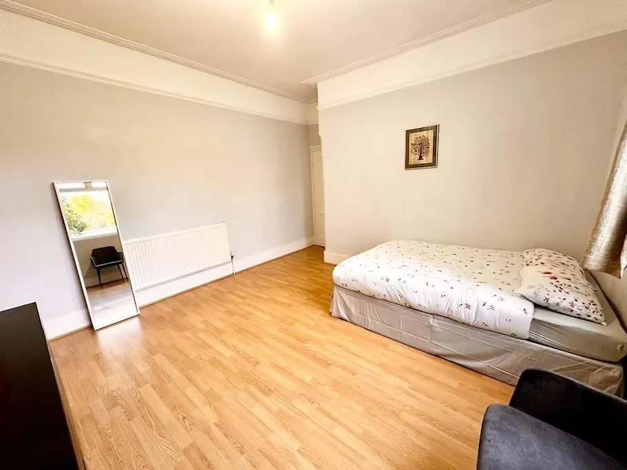 4 Bedroom House In Se4 Londýn