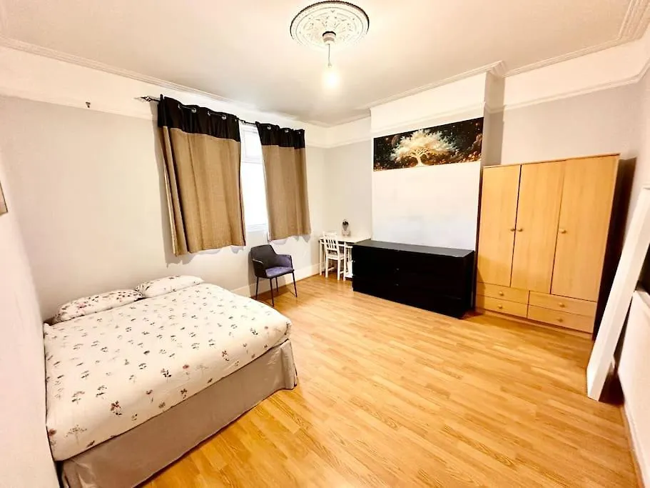 4 Bedroom House In Se4 London 0*,