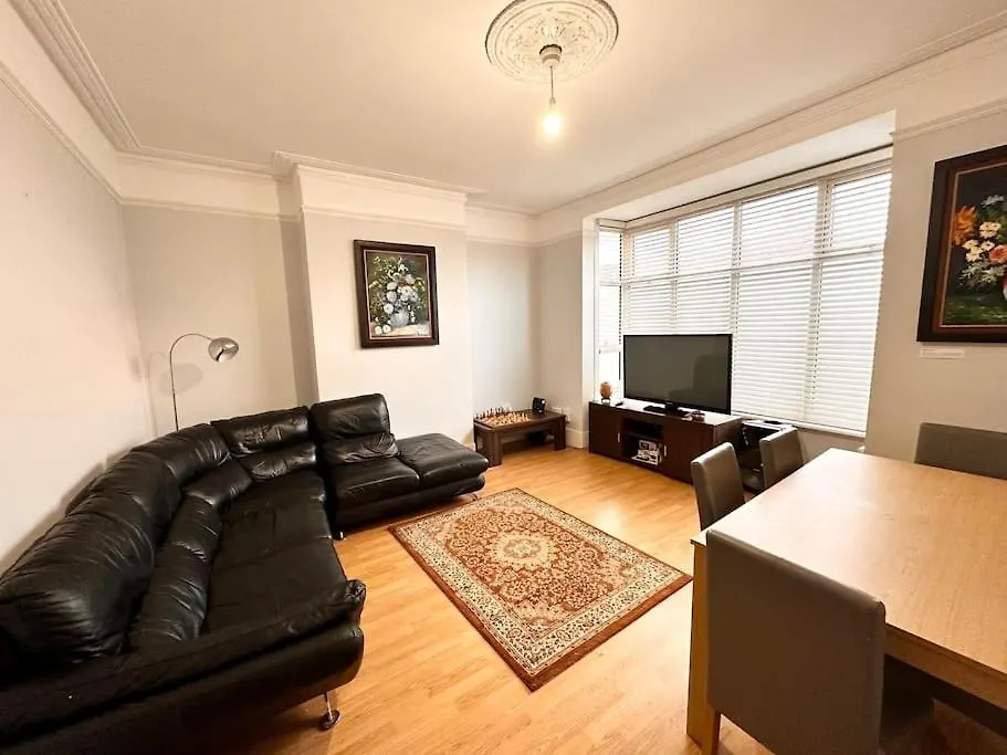 4 Bedroom House In Se4 London Apartment