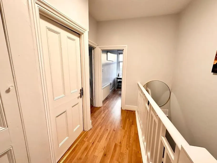 Apartment 4 Bedroom House In Se4 London