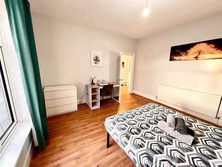 4 Bedroom House In Se4 London Apartment