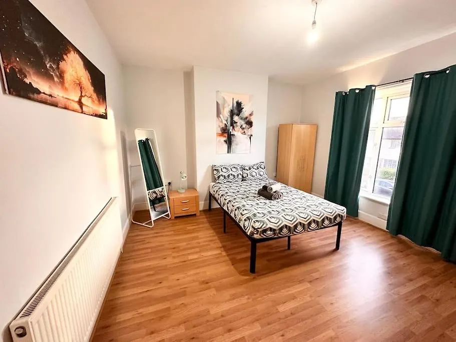 Apartment 4 Bedroom House In Se4 London
