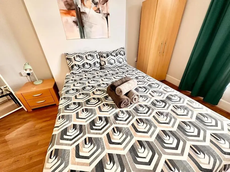 4 Bedroom House In Se4 London Apartment