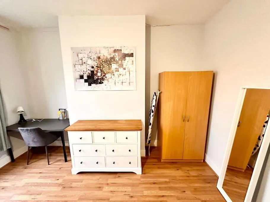 4 Bedroom House In Se4 London