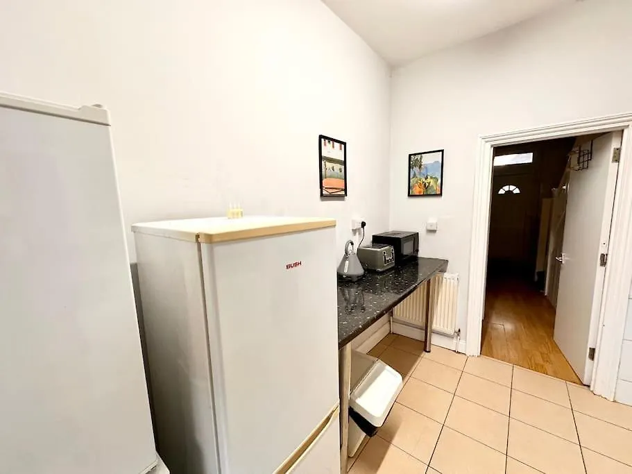 4 Bedroom House In Se4 London 0*,  United Kingdom